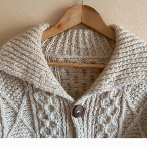 Hand knitted Aran Cardigan.....%100 wool. - Picture 4 of 11